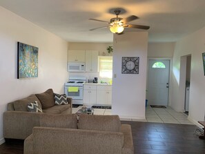 Smart TV - Charming 1-bedroom apartment with WiFi, AC in gorgeous St. John's Parish (St. John's Parish, Nevis)