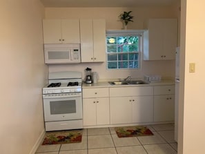 Microondas, horno, placa de cocina