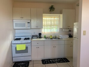 Microwave, oven, stovetop - Charming 1-bedroom apartment with WiFi, AC in gorgeous St. John's Parish (St. John's Parish, Nevis)