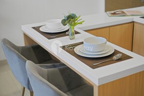 Apartment, 1 Schlafzimmer, Stadtblick | Wohnbereich | 43-Zoll-Smart-TV mit Kabelempfang, Netflix, Streaming-Dienste