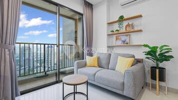 Leilighet, 1 soverom, byutsikt | Oppholdsområde | En 43-tommers smart-TV med kabel-kanaler samt Netflix