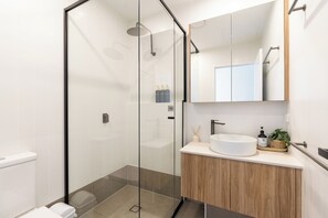 Douche, séchoir à cheveux, serviettes fournies, savon