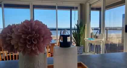 Comfortable 3 bedroom home, absolute beachfront!
