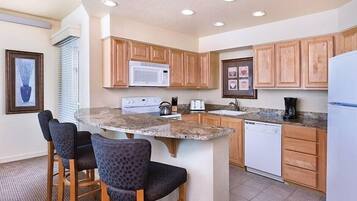 雪櫃、微波爐、焗爐、爐具