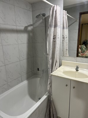 Hair dryer, towels, soap, toilet paper - Apartment in downtown Santiago, Lastraría neighborhood, steps away from Metro Bellas Artes. (Santiago)