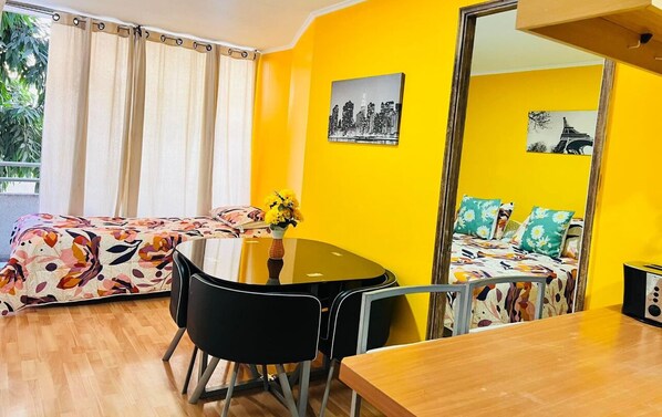 Interior - Apartment in downtown Santiago, Lastraría neighborhood, steps away from Metro Bellas Artes. (Santiago)