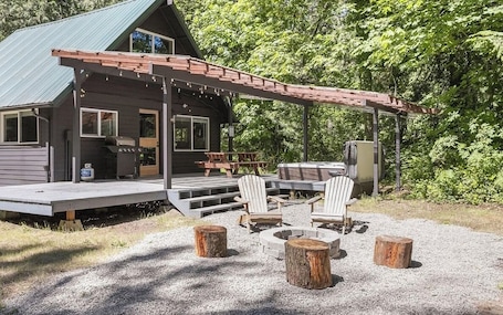 Outdoor dining. 3-bedroom pet friendly cabin with WiFi, hottub and AC in Mount Hood Village