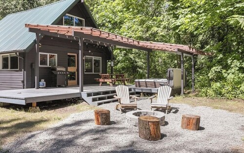 3-bedroom pet friendly cabin with WiFi, hottub and AC in Mount Hood Village