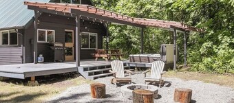 3-bedroom pet friendly cabin with WiFi, hottub and AC in Mount Hood Village