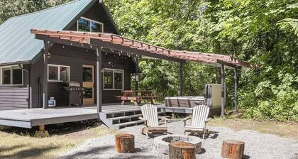 3-bedroom pet friendly cabin with WiFi, hottub and AC in Mount Hood Village