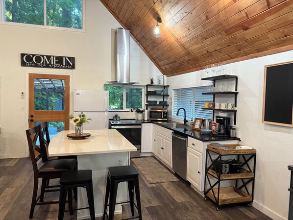 Jääkaappi, mikroaaltouuni, uuni, liesi