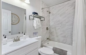 Bañera de hidromasaje, secador de pelo, toallas y jabón