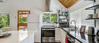 3-bedroom pet friendly cabin with WiFi, hottub and AC in Mount Hood Village