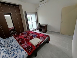 Laptop workspace, iron/ironing board, free WiFi