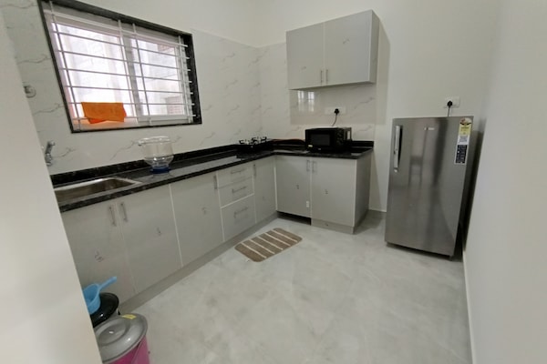 Full-size fridge, cookware/dishes/utensils