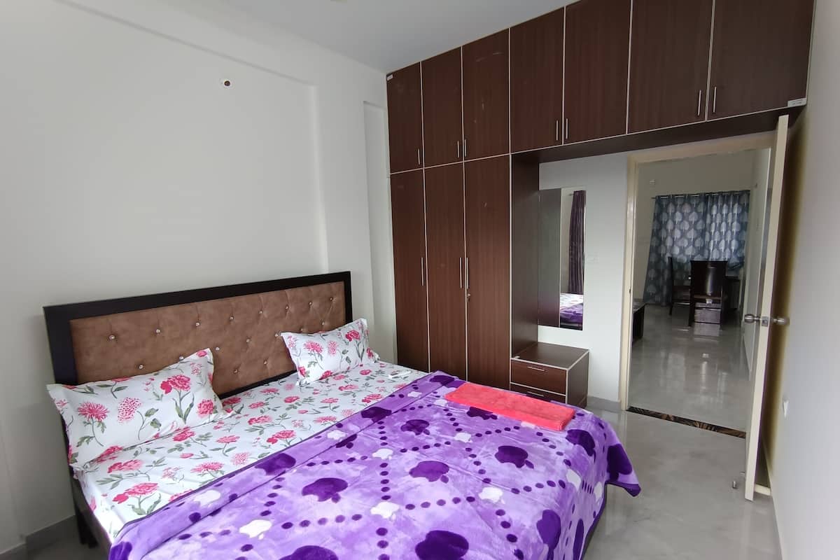 Laptop workspace, iron/ironing board, free WiFi