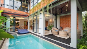 Una piscina al aire libre
