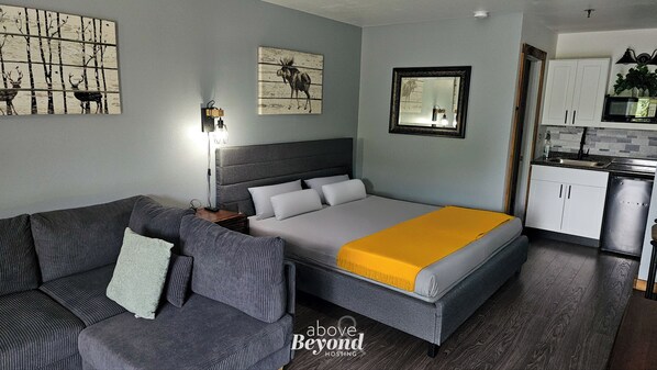 Travel crib, free WiFi, bed sheets