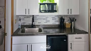 Kjøleskap, mikrobølgeovn, kaffetrakter/tekoker og kjøkkenutstyr