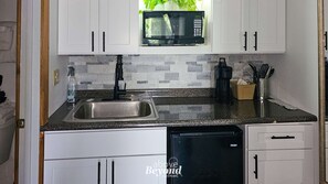 Jääkaappi, mikroaaltouuni, kahvin-/teenkeitin