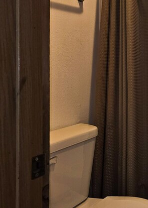 Dusj, hårføner og håndklær