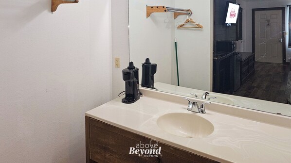 Dusj, hårføner og håndklær