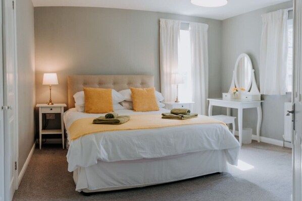 5 bedrooms, iron/ironing board, travel cot, WiFi - Charming St Davids Cottage with Cathedral Views (St Davids)