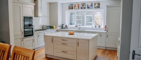 冰箱、微波炉、烤箱、炉灶