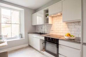 Micro-ondes, plaque de cuisson, lave-vaisselle, cafetière/bouilloire