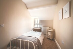 5 habitaciones, tabla de planchar con plancha, cuna de viaje y wifi