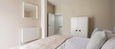 5 habitaciones, tabla de planchar con plancha, cuna de viaje y wifi