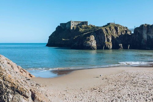 Luxury Tenby Retreat • 1-Min to Beach with Parking