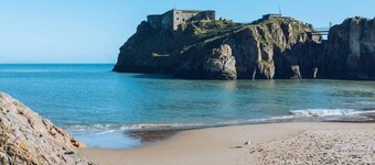 Luxury Tenby Retreat • 1-Min to Beach with Parking