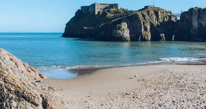 Luxury Tenby Retreat • 1-Min to Beach with Parking