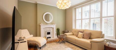 Smart TV, fireplace, video games