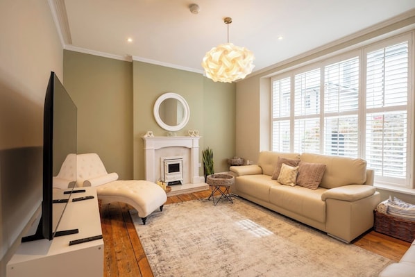 Smart TV, fireplace, video games