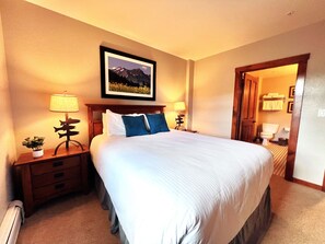 1 bedroom, iron/ironing board, travel crib, free WiFi - Main Street Station Quicksilver Condo • Steps to Slopes • Pool & Hot Tubs (Breckenridge)