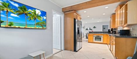 Køleskab, mikrobølgeovn, ovn, kogeplade