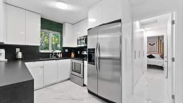 Een koelkast, een microgolfoven, een oven, een kookplaat