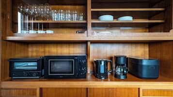 Grand réfrigérateur, micro-ondes, plaque de cuisson, cuiseur de riz