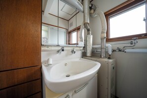 Combined shower/bathtub, free toiletries, hair dryer, slippers