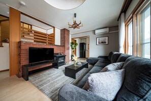 Living area - E-US NAEBO HOUSE (Sapporo)