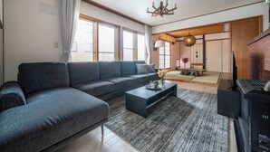 Een moderne woonkamer met een modulaire bank, een salontafel en een open haard.