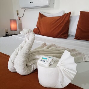 5 bedrooms, WiFi, bed sheets