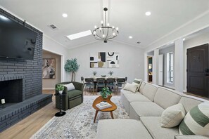 Televisión y oficina 