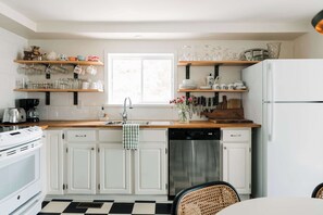 Een koelkast, een oven, een kookplaat, een vaatwasser