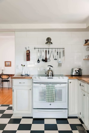 Fridge, oven, stovetop, dishwasher