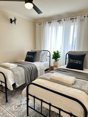 4 habitaciones, escritorio y tabla de planchar con plancha 