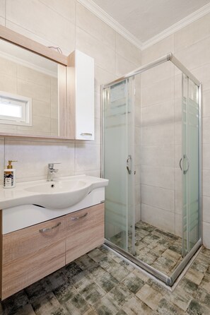 Regadera, toallas, jabón, papel de baño 