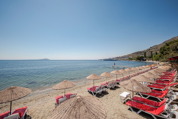 Sur la plage, chaise longue, serviettes de plage